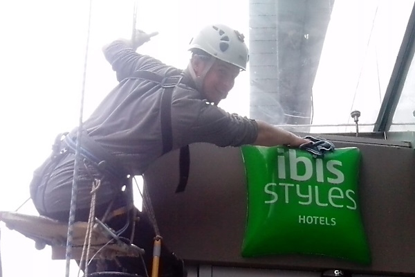 Миття вікон альпіністами