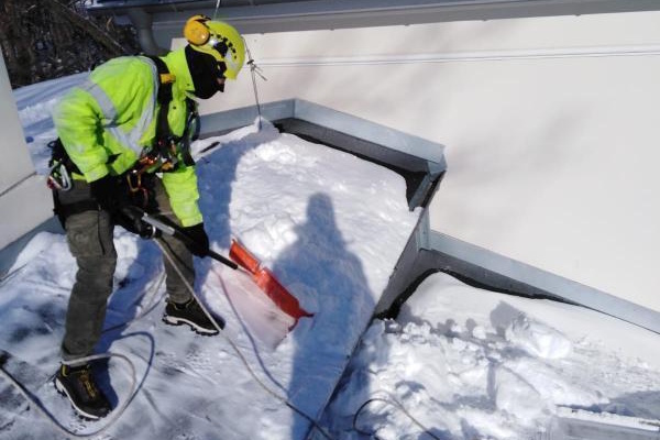 Очищення даху від снігу та бурульок