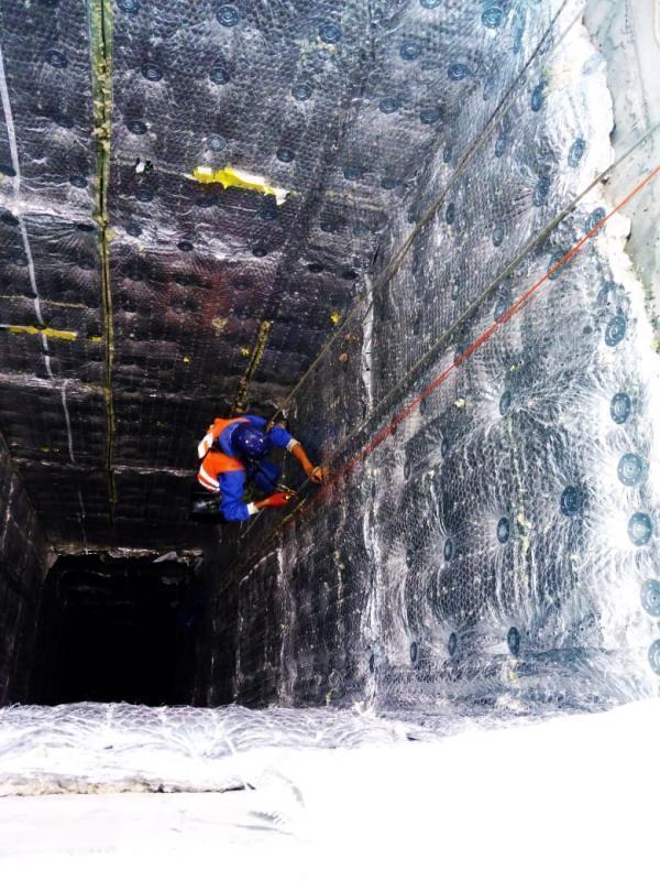 Montaż wełny w przeciwpożarowych szachtach