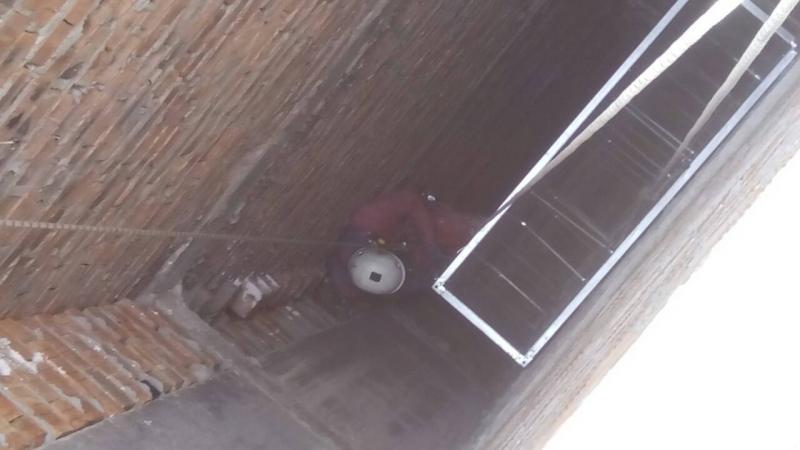 Монтаж вентиляційних каналів альпіністом.