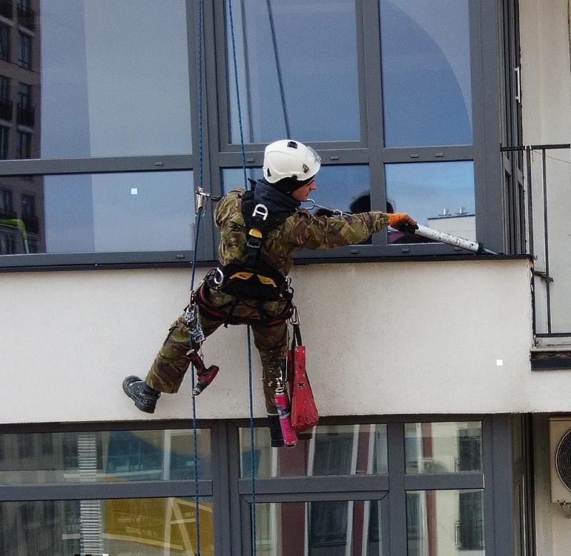 Герметизація примикань відливів на балконах.